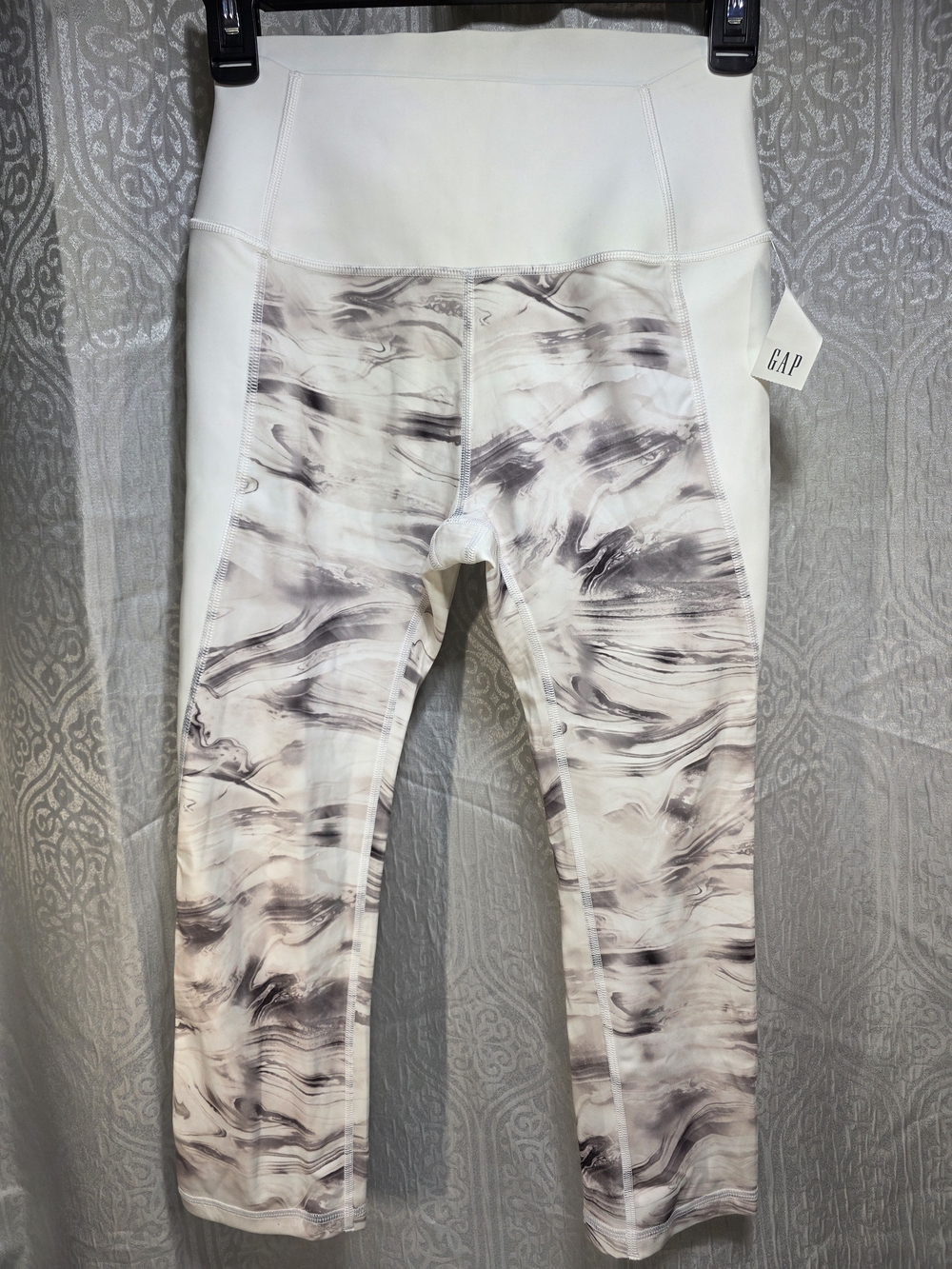 NWT Gap Fit Sculpt Compression Capri Leggings in a Cream Marbled Print. Size S